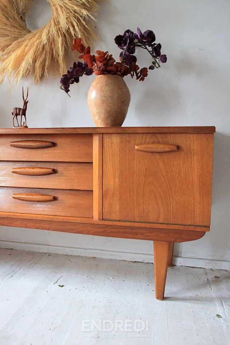 Vintage aranyszínű teak tálalószekrény — Jentique, 1960-as évek - Image 4