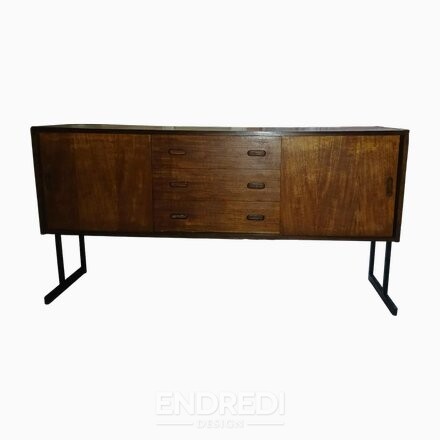 Mid-century modern tálalószekrény teak — fém láb, 1960-as évek